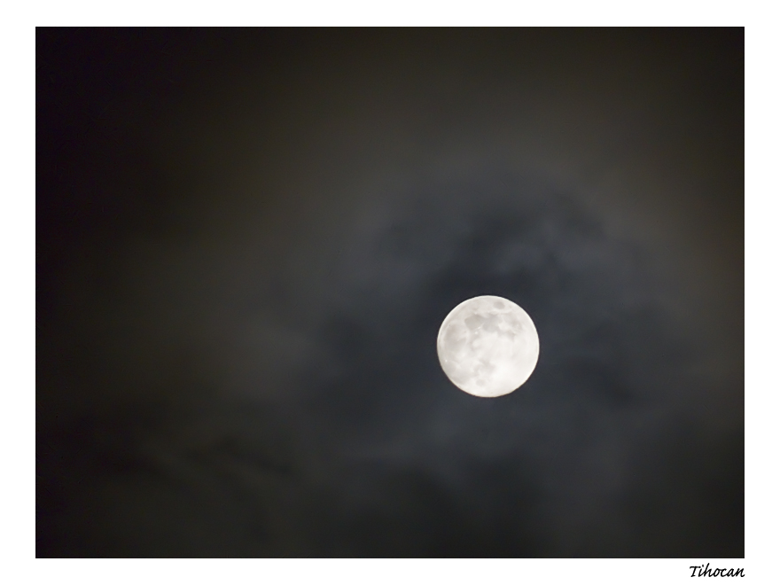 La lune dans les nuages ! P1010522