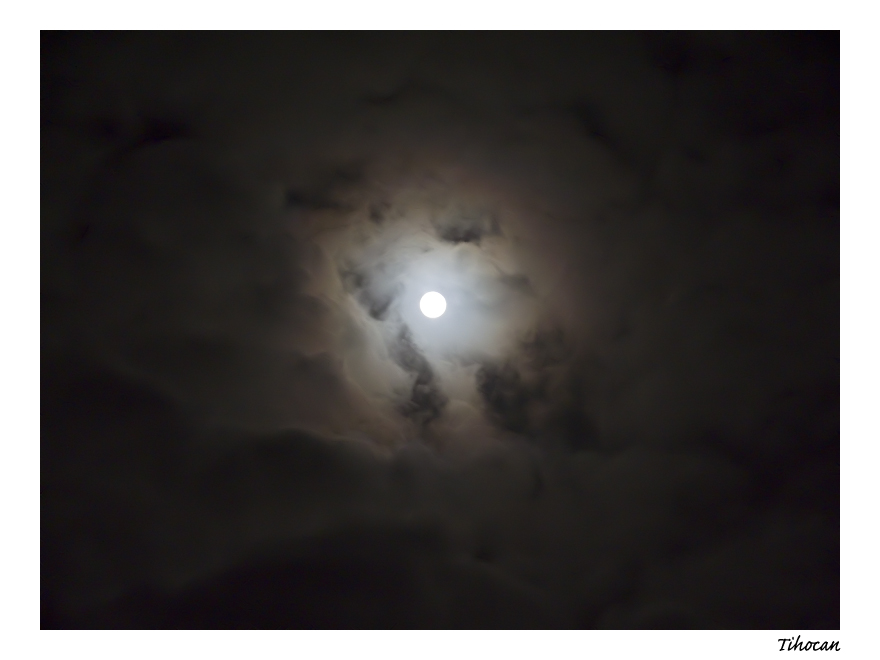 La lune dans les nuages ! P1010539